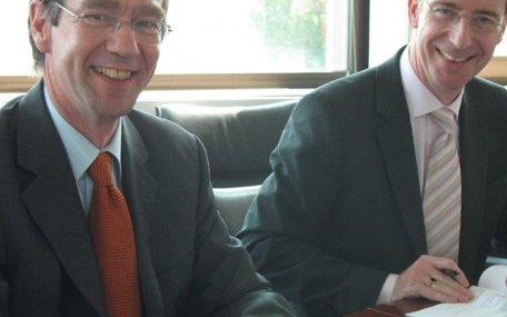 Fröhlich und Hüther bei der Unterzeichnung des Mietvertrags für das Konrad-Adenauer-Ufer 21. Foto: IW