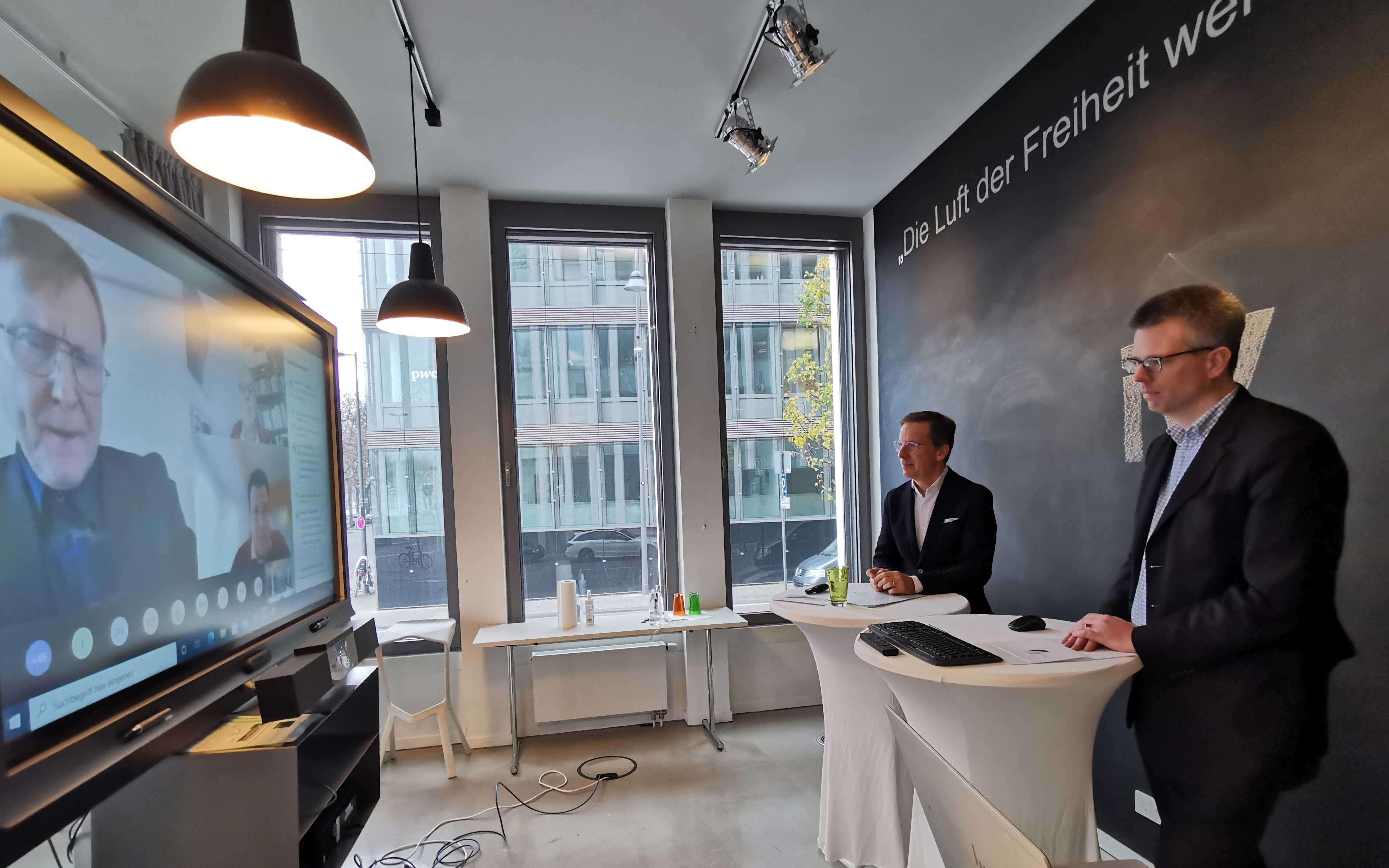 IW-Direktor Michael Hüther (2. v. r.) und Wissenschafts-Geschäftsführer Hubertus Bardt beim virtuellen Wirtschaftspolitischen Treffen am 27. November 2020. Foto: IW