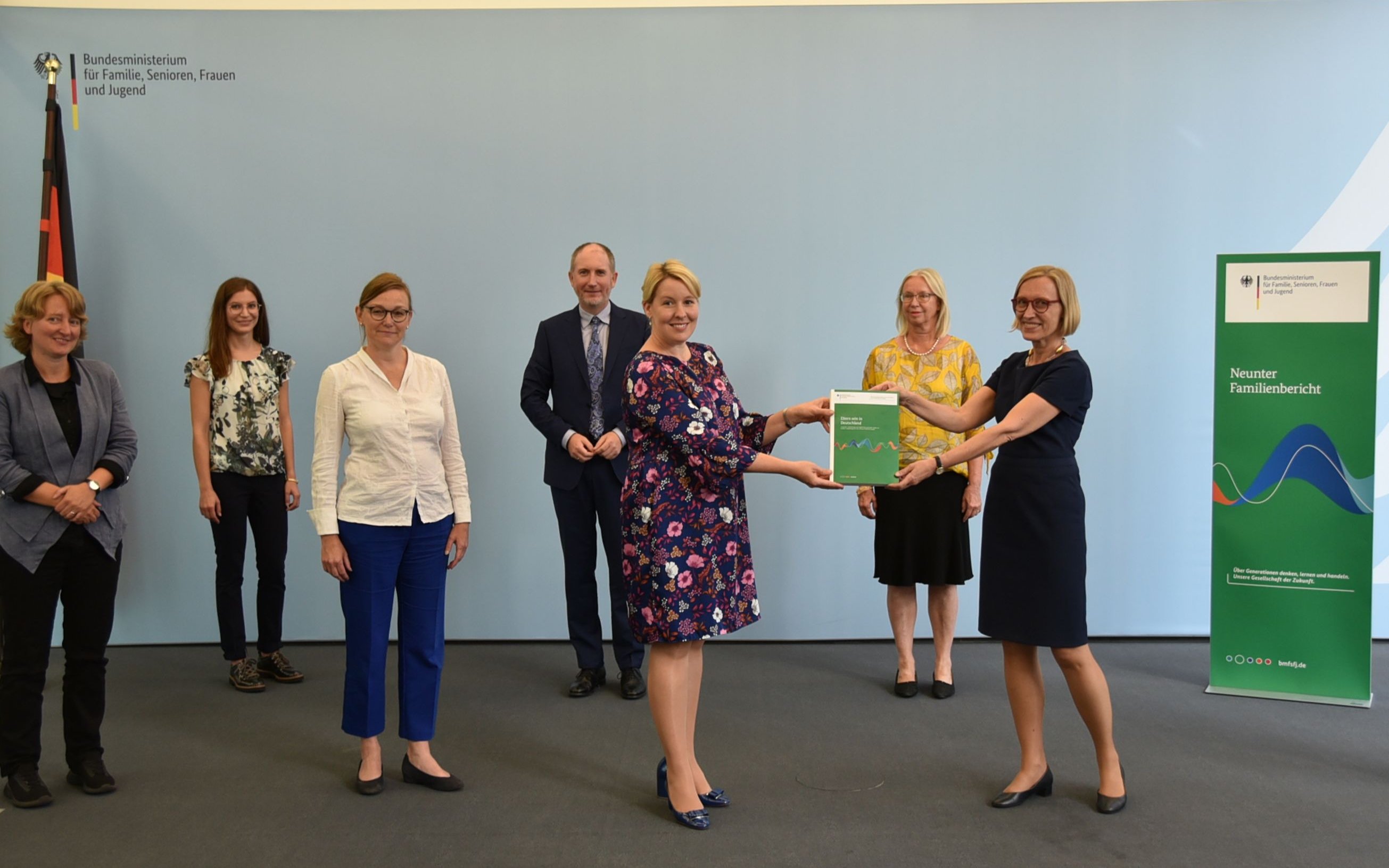 Die Sachverständigenkommission übergibt den Neunten Familienbericht an die damalige Bundesfamilienministerin Franziska Giffey (3. v.r.). Mit dabei: IW-Kompetenzfeldleiter Axel Plünnecke. Foto: BMFSFJ