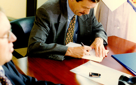 Fröhlich unterzeichnet den Vertrag zur Übernahme der AKTIV-informedia verlag-gmbh und ihrer Töchter (1995). Im Jahr darauf werden sie mit dem Deutschen Instituts-Verlag verschmolzen. Foto: IW
