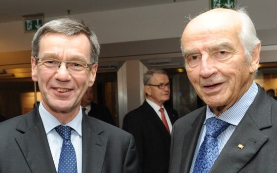 Fröhlich mit Jochen F. Kirchhoff, dem langjährigen IW-Vizepräsidenten und Vorsitzenden der nordrhein-westfälischen Arbeitgeberverbände. Arndt G. Kirchhoff, einer der Söhne des 2019 Verstorbenen, ist amtierender IW-Präsident. Foto: IW